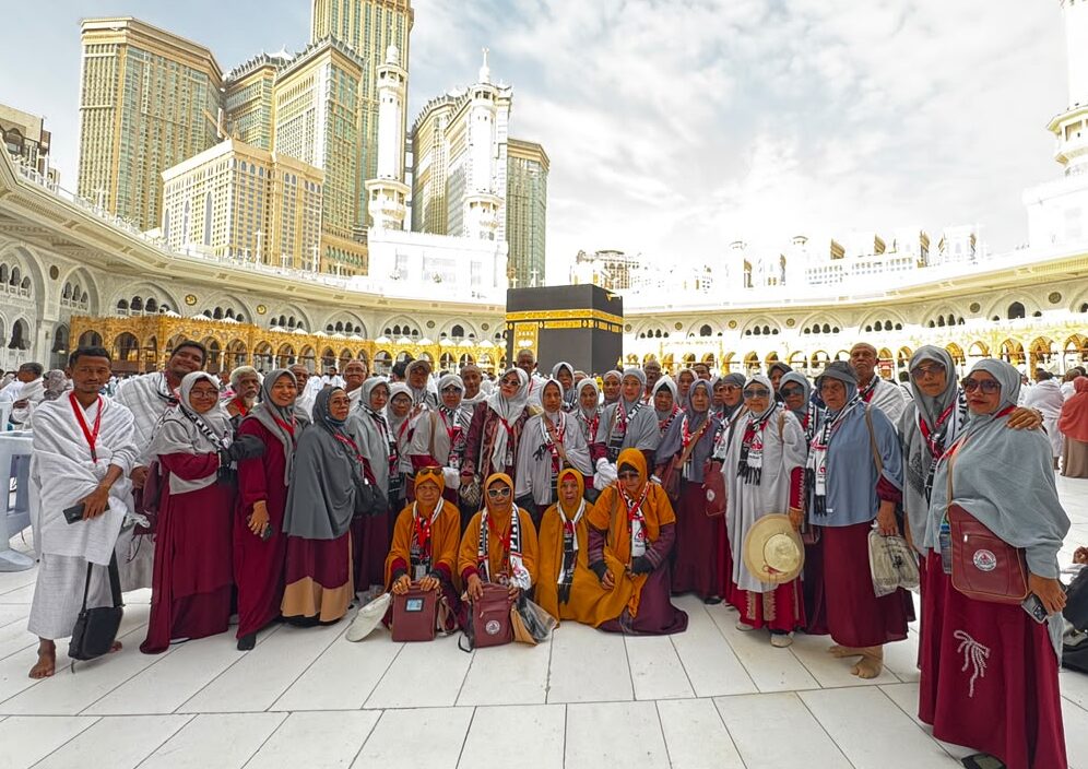 Jamaah Haji Khusus Azzam Albaesuni di depan Masjidil Haram